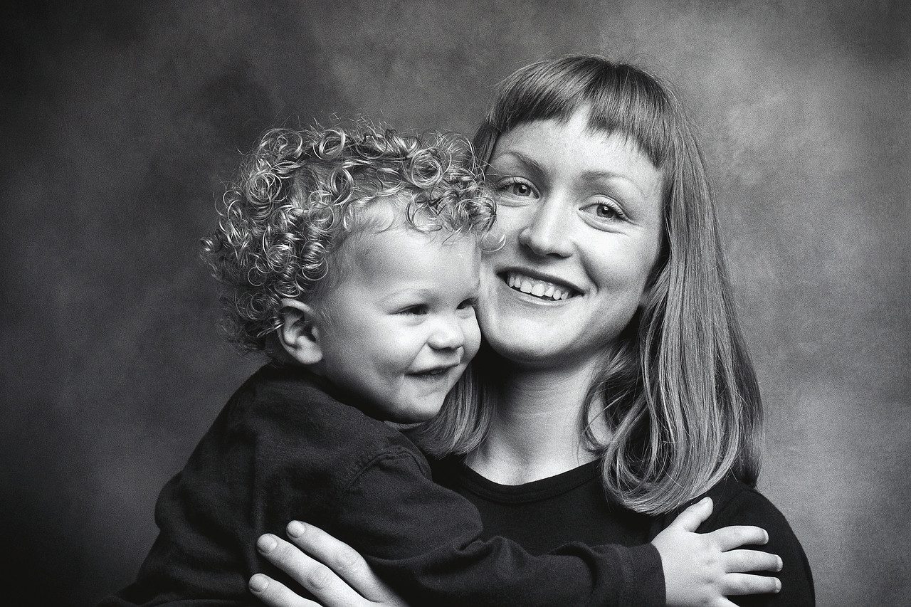 мам она маленькая. мам она маленькая. мам она маленькая. девушка с малышом. мам она маленькая.