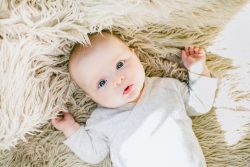 bebe-sur-le-dos