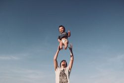 bébé jeté en l'air